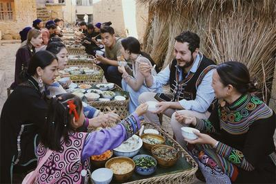 走，我们向山里走去！