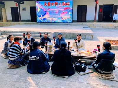 碧色寨景区举行“女神节”活动向医护人员送关爱