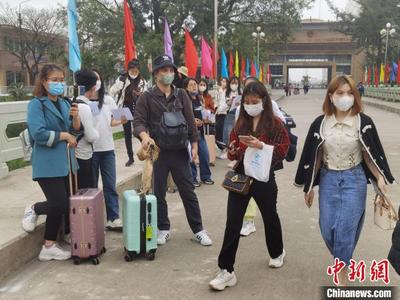 中越边境跨境游重启 中国旅游团受热情接待