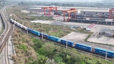 首班西部陆海新通道跨境铁公联运班列（重庆—瑞丽—缅甸）成功开行