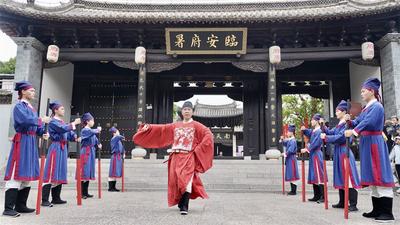 来红河做生活家丨跑马拉松、逛古城、看演出、穿汉服、吃烧洋芋……