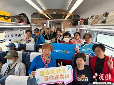 今年首趟上海开往浙江的旅游专列出发