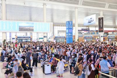 喜报！刷新多项记录 云南铁路单日发送旅客突破50万人次 