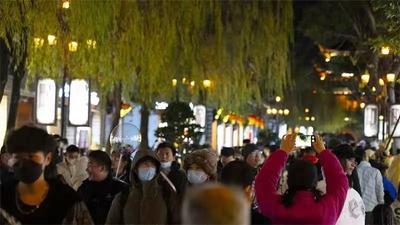 半月谈点赞《去有风的地方》 “五一”“追风”热潮持续引爆大理