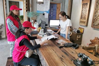 屏边县文旅局全员上阵 保驾护航“五一”假期