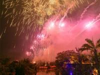 花车巡游、放飞天灯、烟花秀……泼水节到告庄西双景度过浪漫之夜