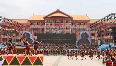 沧源县“摸你黑”主题活动暨“百台木鼓千人甩发” 激情上演