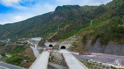 好消息！新楚大高速公路最后一座隧道顺利贯通