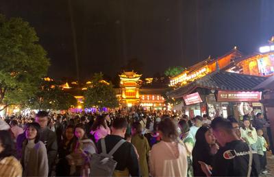 云南：文旅活动丰富 游客乐享“五一”假期