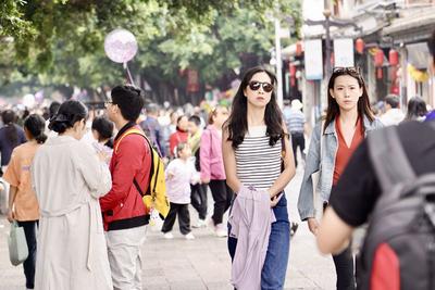 全省大学生免费游建水：吃汽锅宴  听建水故事