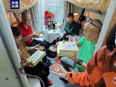 首趟“上海假日列车·通化号”旅游专列启程