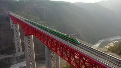 中老铁路国际旅客列车开行满月 万人乘动车跨境出行