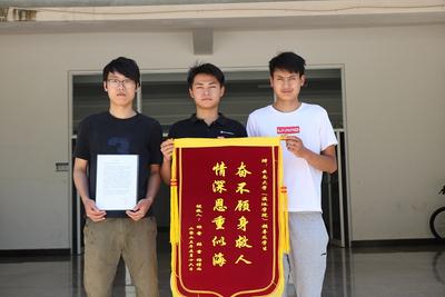 当游客危急之时伸出援助之手，他们，好样的！