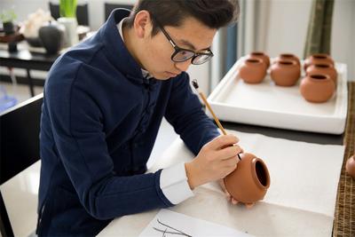 建水紫陶手艺人代敏：年轻人都来制作紫陶吧！