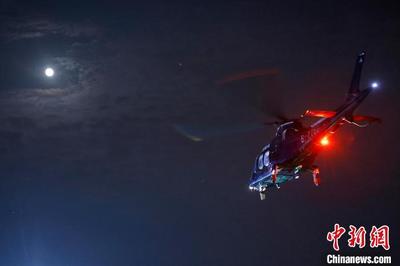 上海城市景观低空旅游包机在黄浦江畔起飞