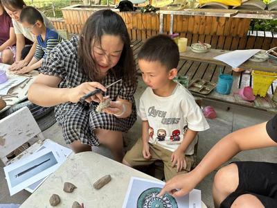 玉溪江川：萌娃沉浸式体验“窑里的非遗”  开启趣味研学之旅