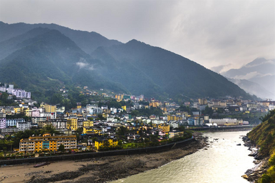 有一种生活叫云南的怒江丨贡山县城——筑在云端的小山城