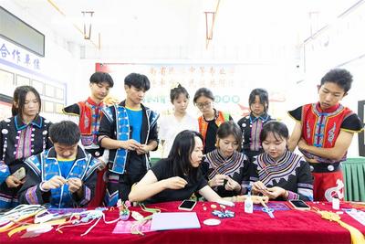 “乐在其粽”，云南省民族中等专业学校端午节气氛如夏