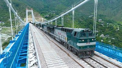 滇藏铁路丽香段140公里长钢轨焊接完成