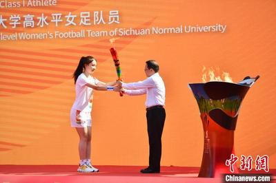 成都大运会火炬继续在成都4所高校传递