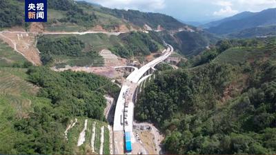 提前161天  云南沿边高速大梁山隧道双线贯通