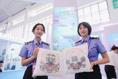 聚焦南博会丨“坐上动车去老挝”  中老铁路南博会上受热捧  