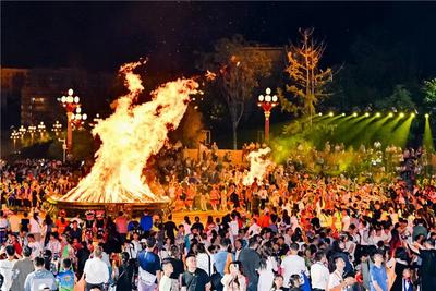 楚雄彝族火把节城里万人狂欢 线上1846万人次围观