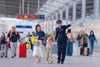 云南暑期旅游客流旺盛 铁路单日发送旅客多次超40万人次