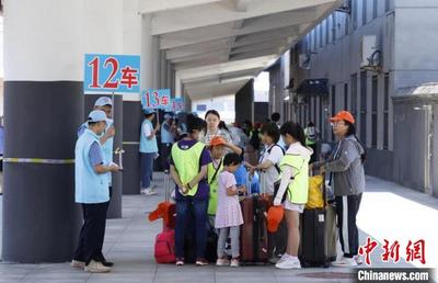 黑龙江省首趟“龙泰号”公益研学旅行专列出发
