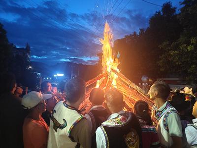 ​激情火把 魅力武定︱幸福猫街燃火把 火红六月颂彝风