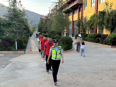 宁蒗县：“红马甲”与“警察蓝”携手为群众带去安全感