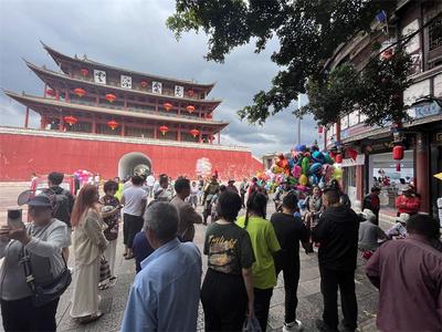 逛潮流集市、参加孔子文化节、看艺术展览，四海游客欢聚红河！