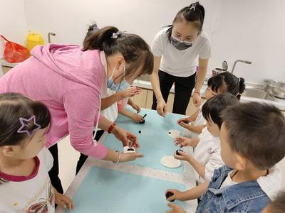 情满忆中秋，巧手做月饼——西山区前卫幼儿园中四班家长进课堂开展“制作冰皮月饼”活动