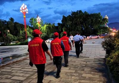 宁蒗县：“红马甲”与“警察蓝”携手为群众带去安全感