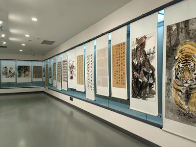 云南省“共享同一片蓝天”美术、书法、摄影展在泸西县博物馆正式展出