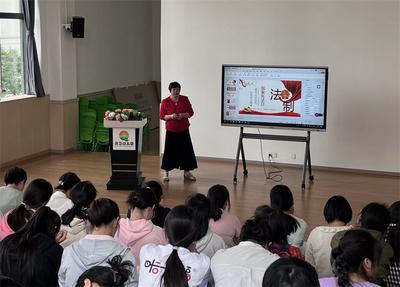 西山区前卫幼儿园教育集团组织教职工学习《中华人民共和国宪法》