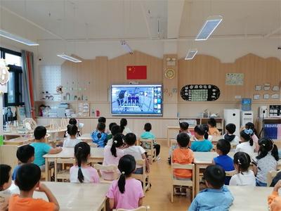 前卫幼儿园师幼观看“天空课堂”第四课，为孩子们种下航天梦想