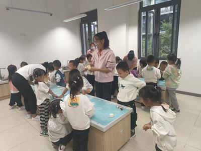 情满忆中秋，巧手做月饼——西山区前卫幼儿园中四班家长进课堂开展“制作冰皮月饼”活动