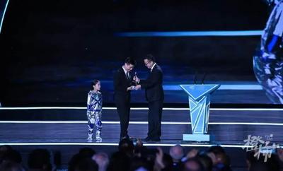 中国再获雨果奖！90后作家海漄：加班回家路上，我都会仰望一下星空