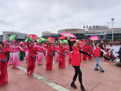玉溪市文化旅游青年志愿者积极参与2023年国庆节升国旗活动 讲好“聂耳和国歌的故事”