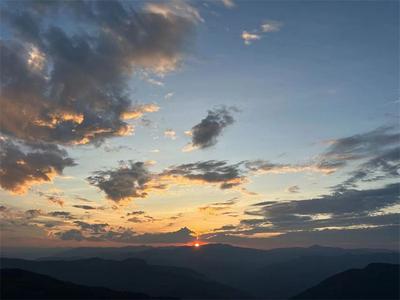 云上坝溜：远山红霞飞，暮色惹人醉！