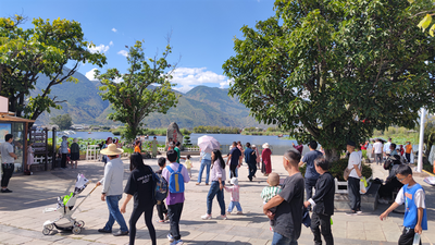 初冬，去打卡升级改造后的大理西湖景区   