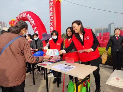 玉溪文旅志愿服务队参加“宪法宣传周”启动仪式暨“同升国旗·同唱国歌”活动