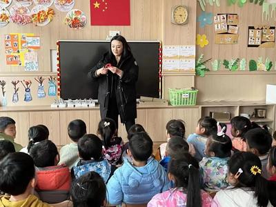 剪随手动 纸上生花 ——前卫幼儿园大二班“趣味剪窗花”家长进课堂活动