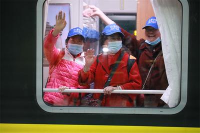 “象往号”云南省内环线旅游列车开进普洱景迈山