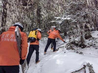 游客被困4800米雪山 迪庆消防两天一夜零下27度极限救援
