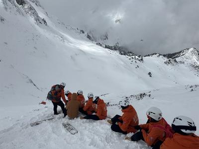 游客被困4800米雪山 迪庆消防两天一夜零下27度极限救援