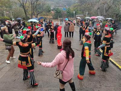 服务热情活动多样 大年初一碧色寨景区人从众