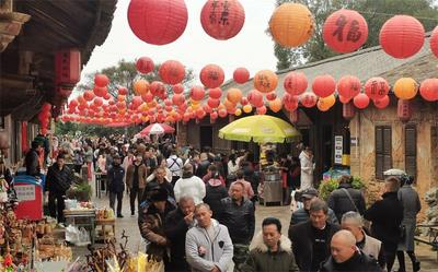 服务热情活动多样 大年初一碧色寨景区人从众