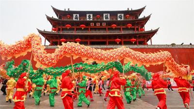 云南建水：龙狮共舞 古城年味浓